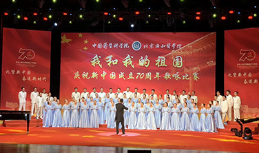 東田之星学校师生用笔刷助力歌咏比赛，歌声嘹亮庆祝新中国成立70周年