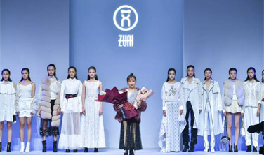 東田之星学校师生用“笔刷”助力淘宝TOP级当红主播品牌祖艾Zuai首秀中国国际时装周