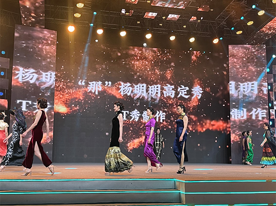 東田之星学校助力杨明明高定时装秀